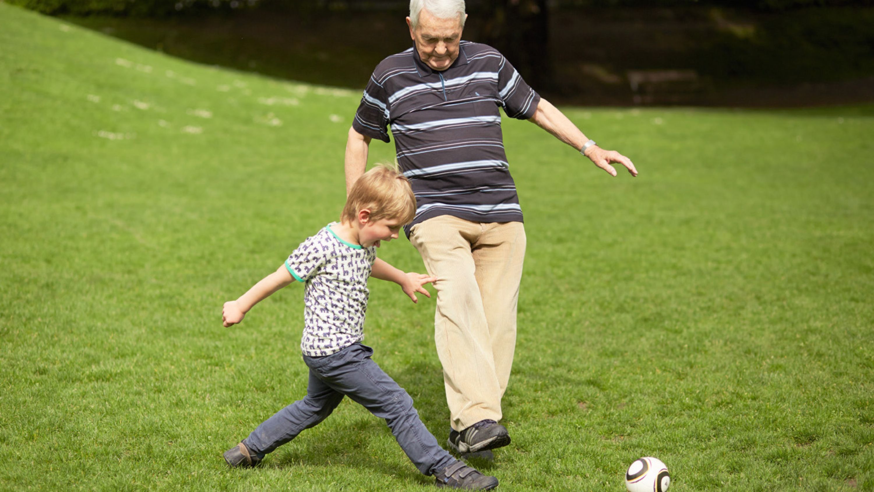 Grossvater spielt mit Enkel Fussball