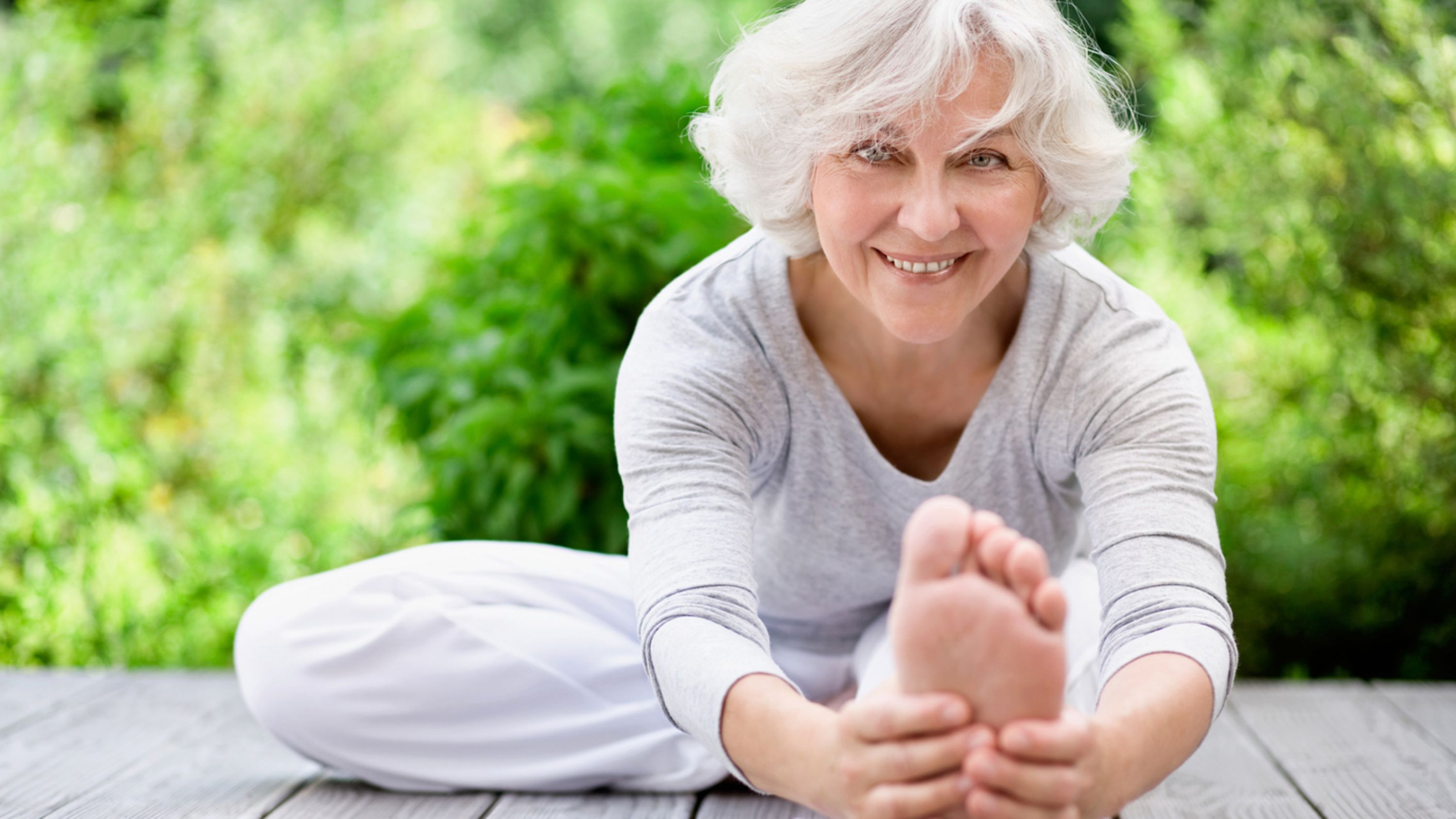 Entspannte Seniorin: gut abgesichert mit einer Patientenverfügung. 