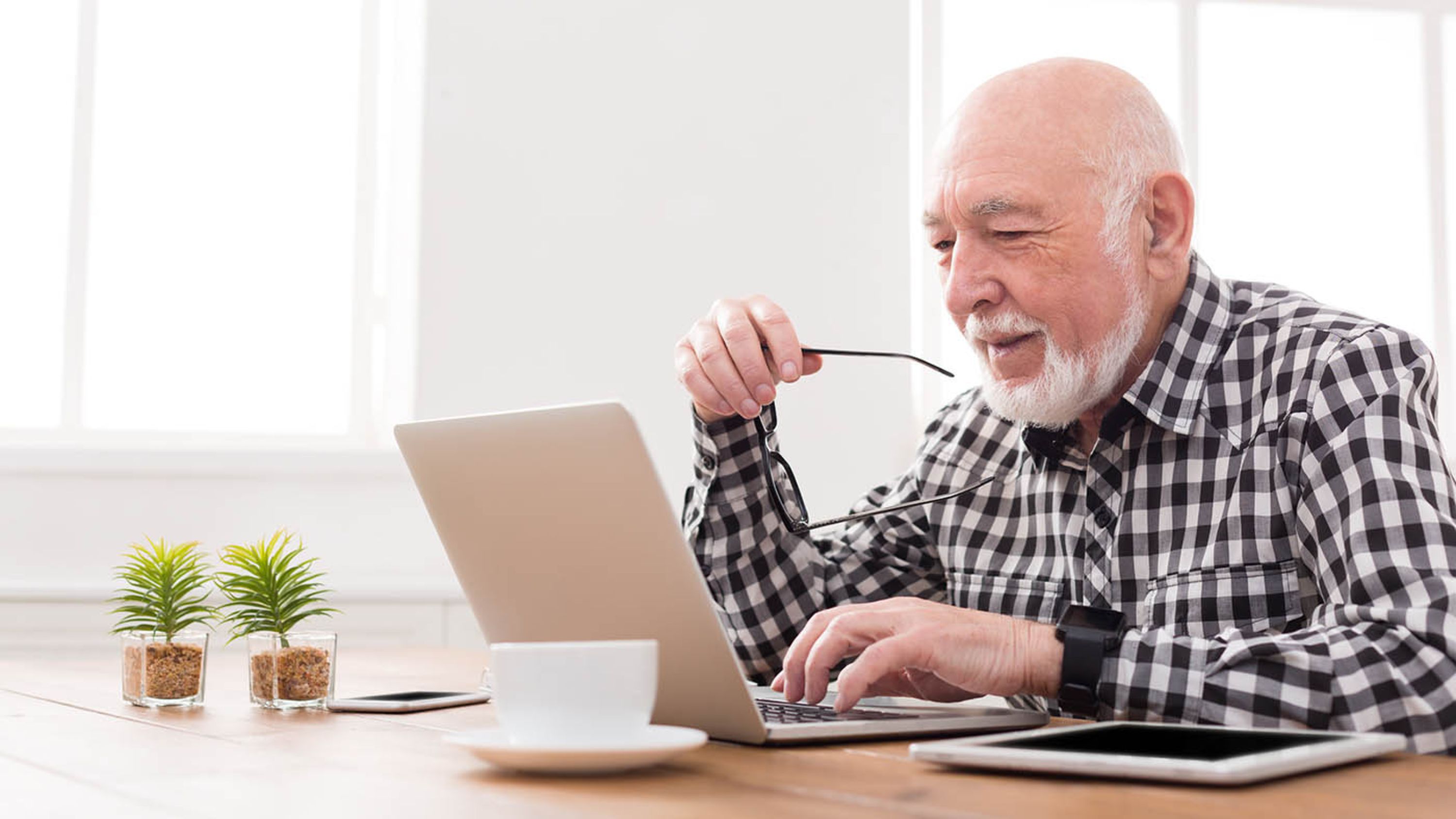 Une personne âgée accède au Docupass électronique via son ordinateur portable.