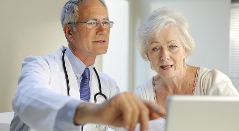 Un médecin et une retraitée discutent de résultats médicaux