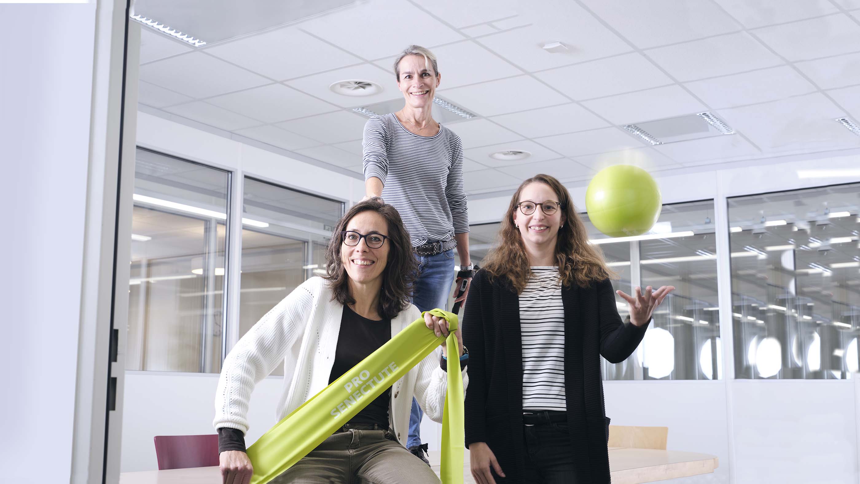 Toujours en mouvement:  l’équipe «Fête du sport» de  Pro Senectute Argovie avec la responsable Andrea Hadorn,  Andrea Ringier et Manuela Crameri (de g. à dr.)