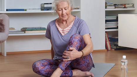 Une retraitée fait de l’exercice à domicile