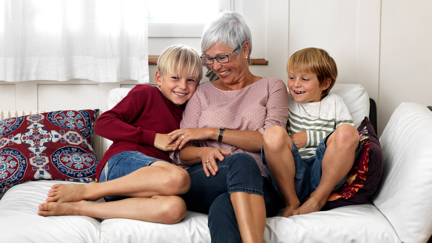 Una nonna e i suoi nipoti guardano a un futuro con pensioni sicure per giovani e anziani.