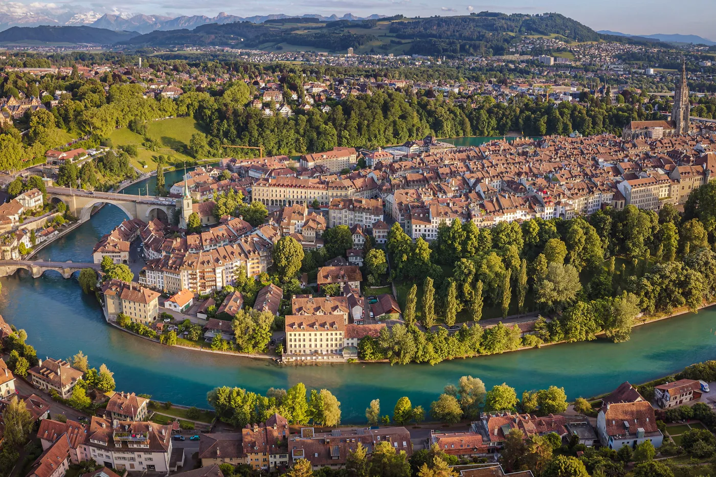 Bild von Stadt Bern mit Aareschlaufe. Im Hintergrund Sicht auf den Gurten und die Berner Alpen