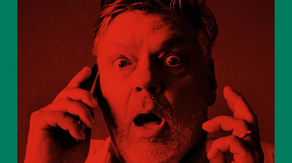 Plakat mit Text keine Angst! Legen Sie einfach auf. Ein erschrockener Mann ist am Telefon.