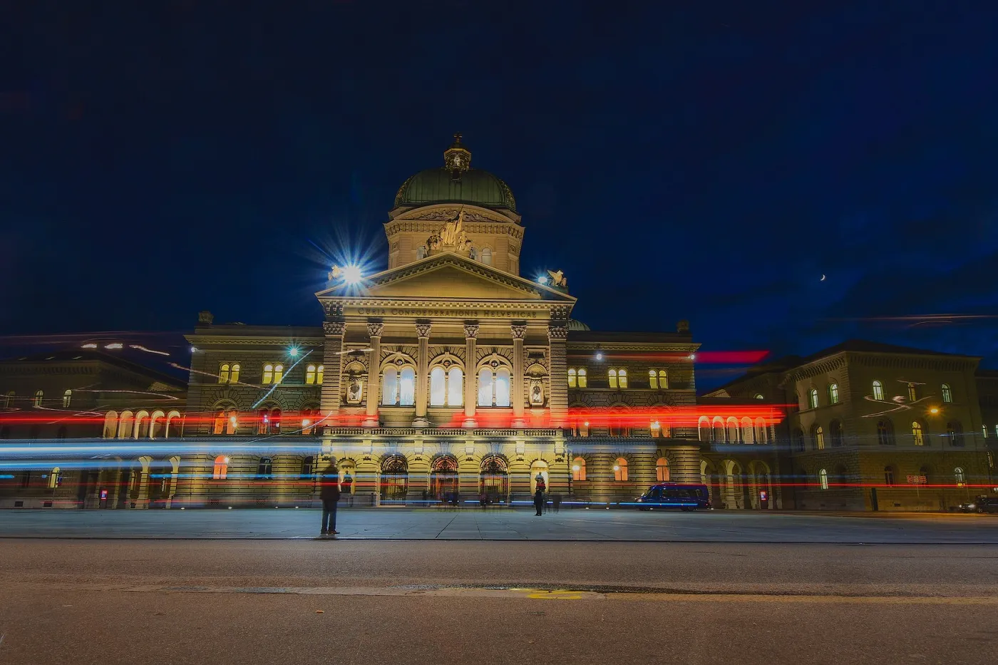 Das Foto zeigt den beleuchteten Bundesplatz in Bern bei Nacht.