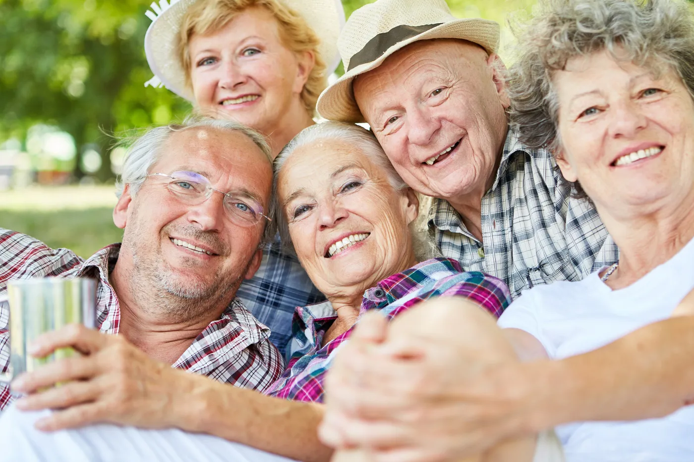 Photo de groupe trois femmes et deux hommes. Tous sourient.