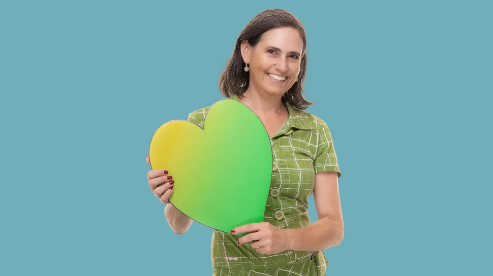 Photo Veronika Roos, responsable de l'éducation et du sport, le cœur vert dans la main